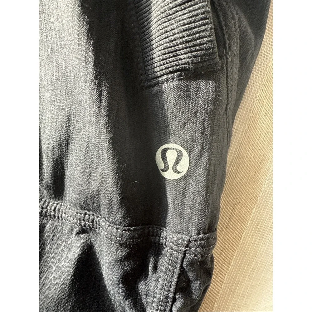 LULULEMON Pants Womens Size  8 Dance Studio Black Pinstriped Capri Cropped Cargo